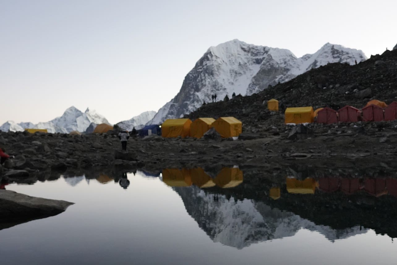 A group of tents sitting next to the water.